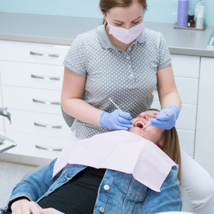 pacient a zubař v ordinaci - stomatologie kusák